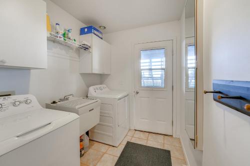 Cottage w/ Private Beach + Fire Pit in Manistee!, Manistee (fotografie 3)