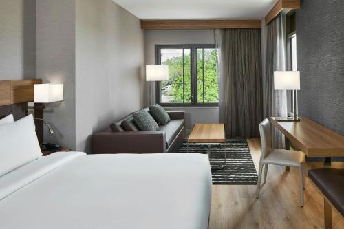 Deluxe King Room with Sofa Bed and River View image 6