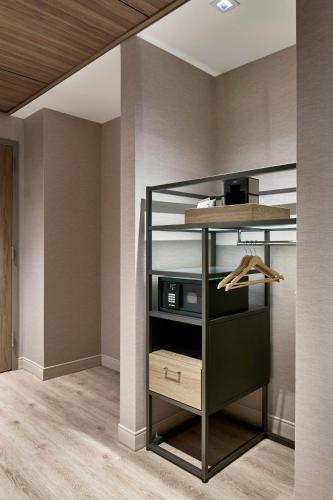 One-Bedroom King Suite with Sofa Bed image 7