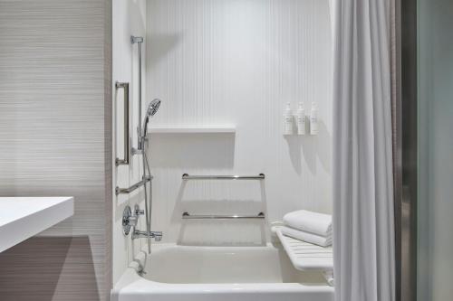 One-Bedroom King Suite with Sofa Bed image 5
