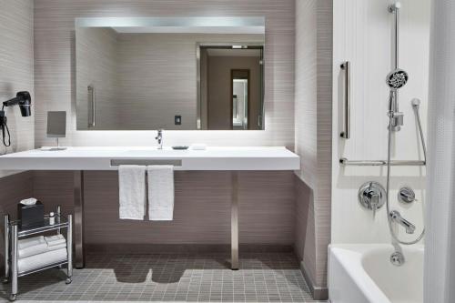 One-Bedroom King Suite with Sofa Bed image 6
