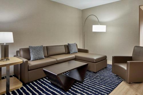 One-Bedroom King Suite with Sofa Bed image 4