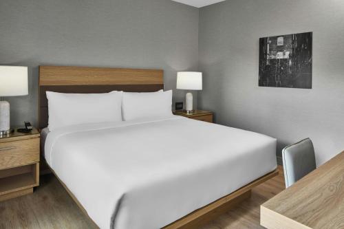 One-Bedroom King Suite with Sofa Bed image 3