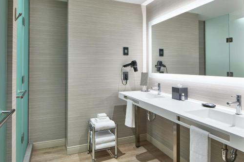 One-Bedroom King Suite with Sofa Bed image 2