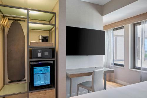 One-Bedroom King Suite with Sofa Bed image 1