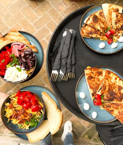 אוכל ומשקאות, Seven cafe & hotel in פוגרדץ