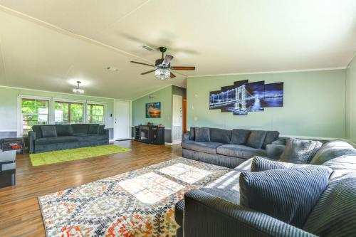 Palatka Hideaway with Fireplace and Private Porch in Palatka (Florida)