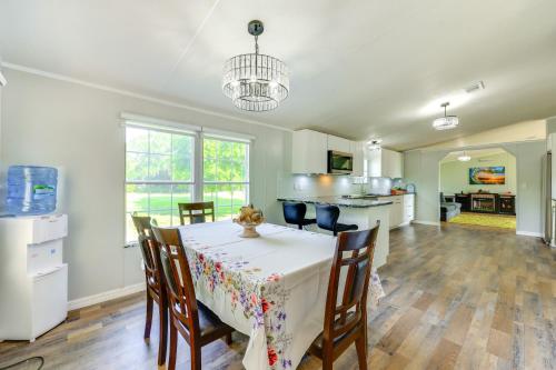 Palatka Hideaway with Fireplace and Private Porch in Palatka (Florida)