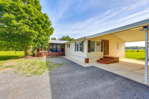 Palatka Hideaway with Fireplace and Private Porch in Palatka (Florida)