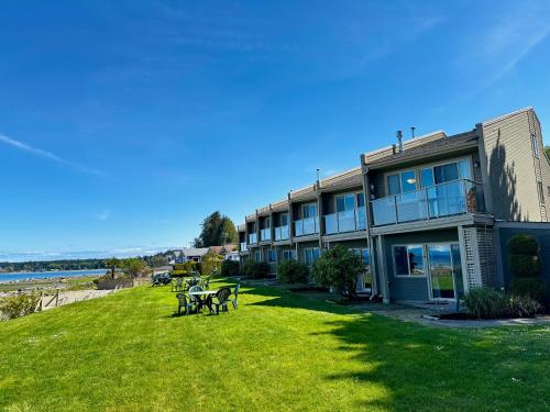 Shorewater Resort Beachfront King Bed Studio - Apartment - Qualicum Beach