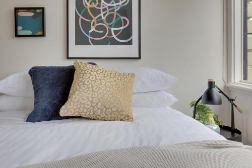 Cute Heritage Home with Balcony close to the City - image 4