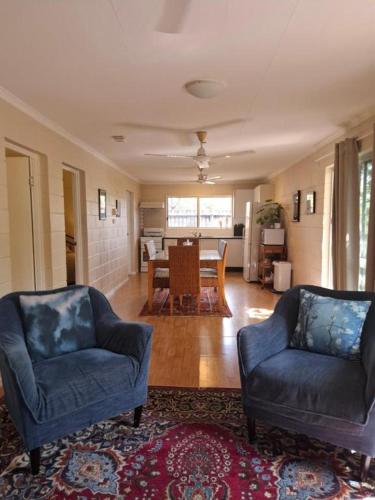 J & Ella's Holiday House - 2 Bedroom, 3 Beds, 2 Bathroom, 4 or 5 Guests in Cooktown