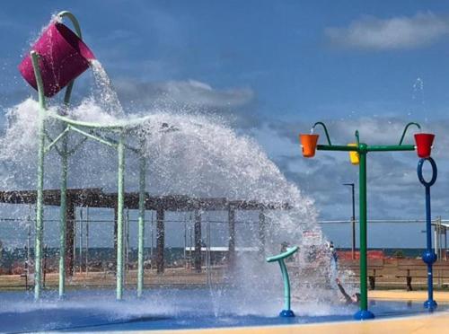 parque acuático, J & Ella's Holiday House - 2 Bedroom, 3 Beds, 2 Bathroom, 4 or 5 Guests in Cooktown