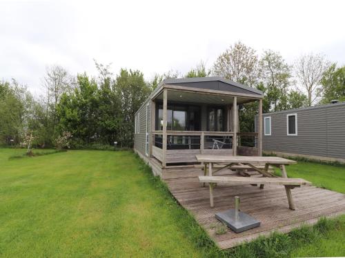 Chalet by Hegermeer with Lake Access, Heeg
