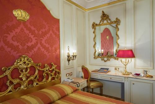 Hotel Regina Palace - image 11