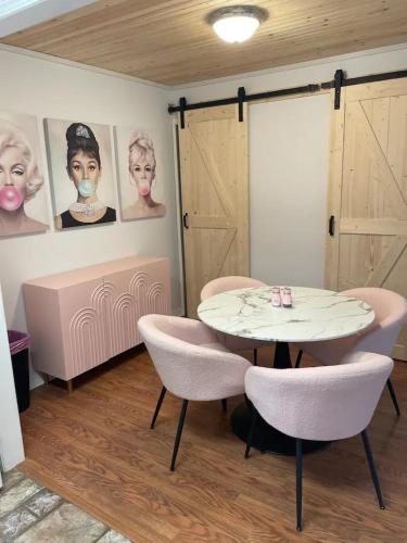 . Chic Centrally Located 2BR Townhome at the Rez Sleeps 6