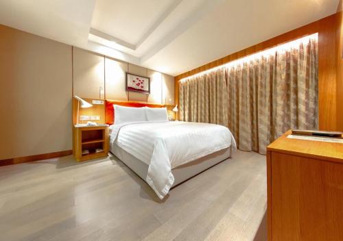 Large Double Room image 5
