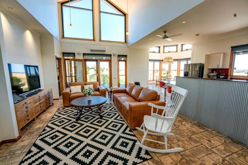 Létesítmények, Luxurious Country Estate 6 BR 6 Bathroom in Hall