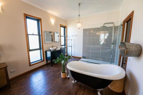 Zuhanyzó, Luxurious Country Estate 6 BR 6 Bathroom in Hall