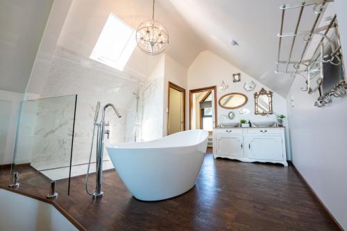 Fürdőszoba, Luxurious Country Estate 6 BR 6 Bathroom in Hall