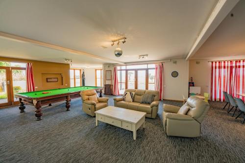 Szórakozási lehetőségek, Luxurious Country Estate 6 BR 6 Bathroom in Hall