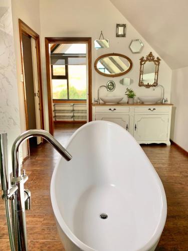 Fürdőszoba, Luxurious Country Estate 6 BR 6 Bathroom in Hall