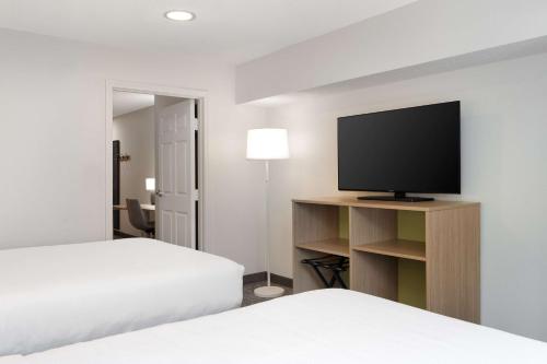 Country Inn & Suites by Radisson Summerville SC - image 11