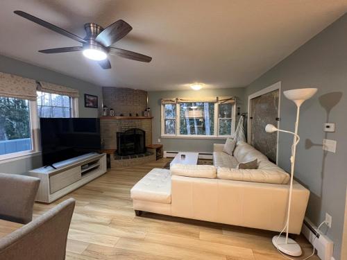 ห้องส่วนกลางสำหรับนั่งเล่น/ดูทีวี, Home away! in ลิตเทิลตัน (NH)