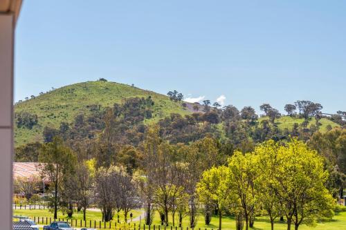 Stylish Stay Near Lake Tuggeranong - image 2