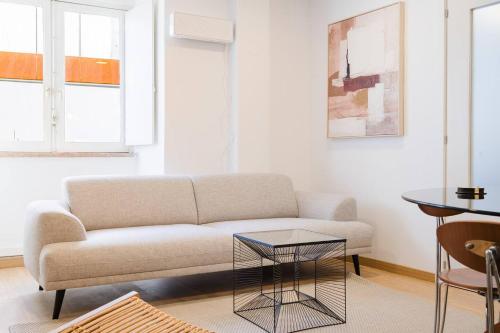 Group-Friendly 4BR Lisbon Duplex Castle View - image 10