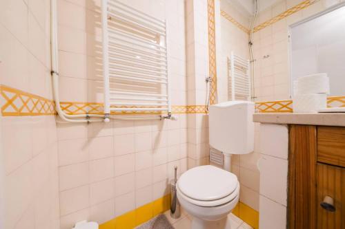 Group-Friendly 4BR Lisbon Duplex Castle View - image 4