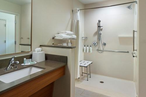 Fairfield Inn & Suites by Marriott Helen - image 9