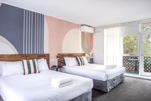 2 queen beds