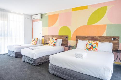 1 queen bed, 2 twin beds