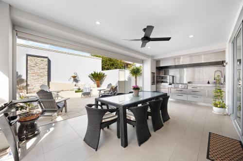 Konyha, Parea on Cavendish - Luxe Beachside Living in West Beach