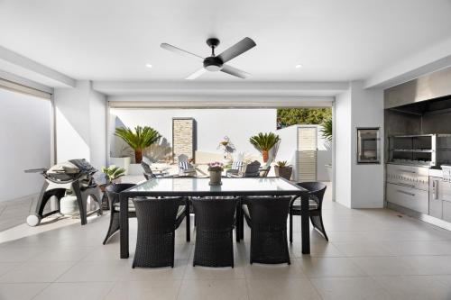 Konyha, Parea on Cavendish - Luxe Beachside Living in West Beach