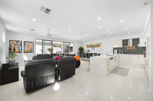 Konyha, Parea on Cavendish - Luxe Beachside Living in West Beach