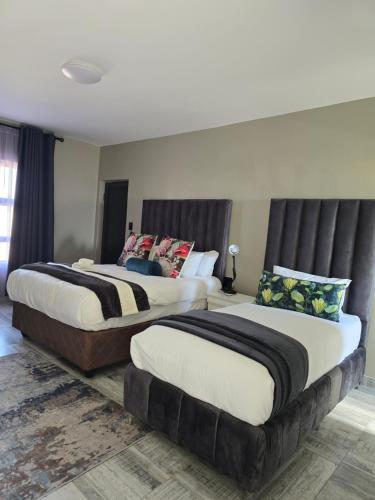1 queen bed, 1 twin bed
