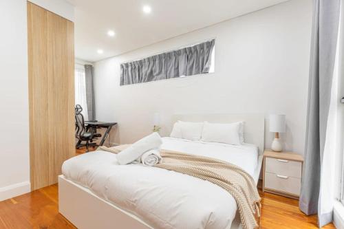 Luxury 5BD house w water view in Melrose Park - image 4