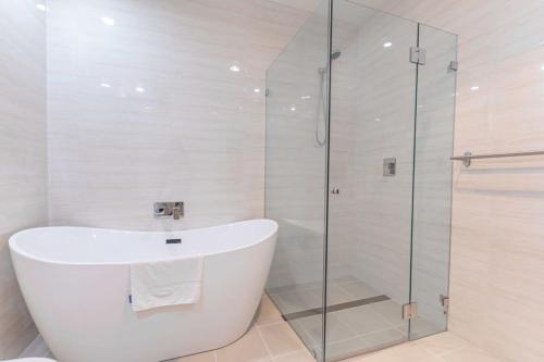 Luxury 5BD house w water view in Melrose Park - image 8