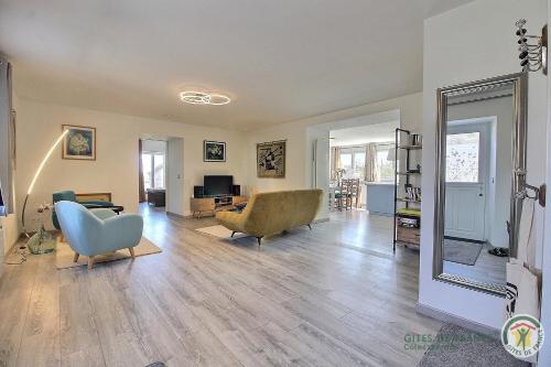 Le nid d'hirondelles in บูร์บริยัก