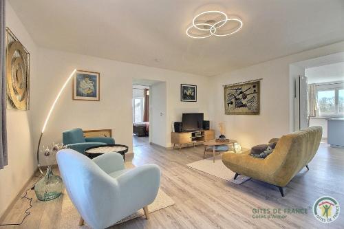 Le nid d'hirondelles in บูร์บริยัก