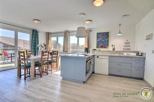 Le nid d'hirondelles in บูร์บริยัก