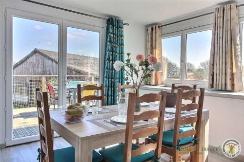 Le nid d'hirondelles in บูร์บริยัก