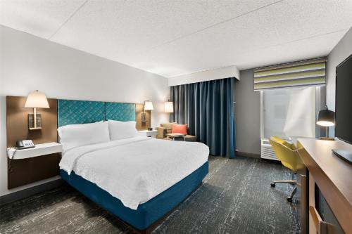 Hampton Inn & Suites Newtown - image 9