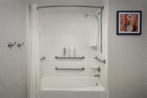 Hampton Inn Pittsburgh Greentree - image 11