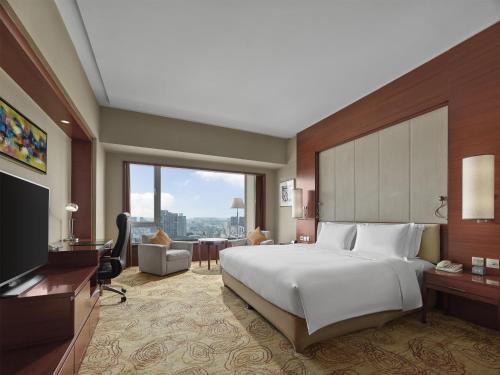 Hilton Executive Double Room with Access to the Executive Lounge image 2