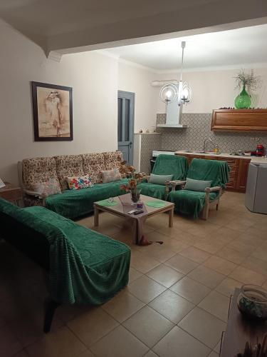 2 bedrooms, 5 beds