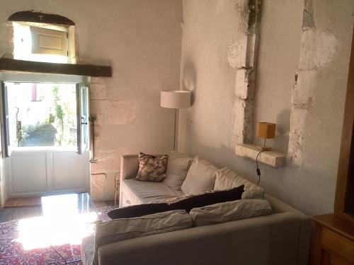 ห้องส่วนกลางสำหรับนั่งเล่น/ดูทีวี, Joli gîte avec vue sur le château (Joli gite avec vue sur le chateau) in บร็องตูม