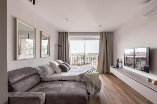 The Best Rent - Spacious three-bedroom flat in the San Giovanni area, Рим (фото 2)